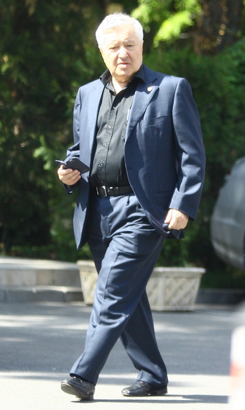 Miki Spaga e imbracat la patru ace