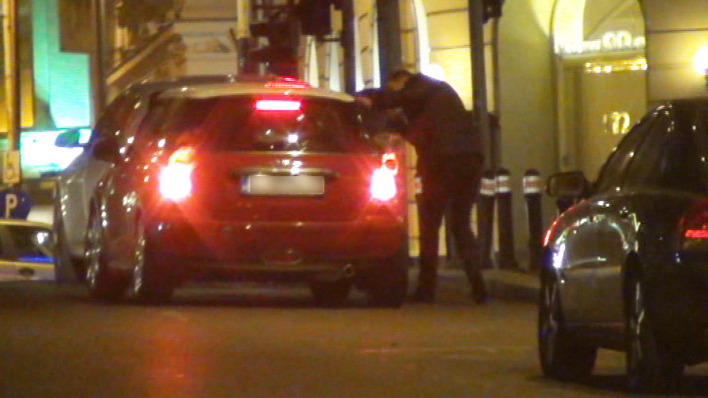 In Piata Victoriei, prietena Alinei a facut o scurta oprire pentru a-l lasa acasa pe singurul barbat din grup