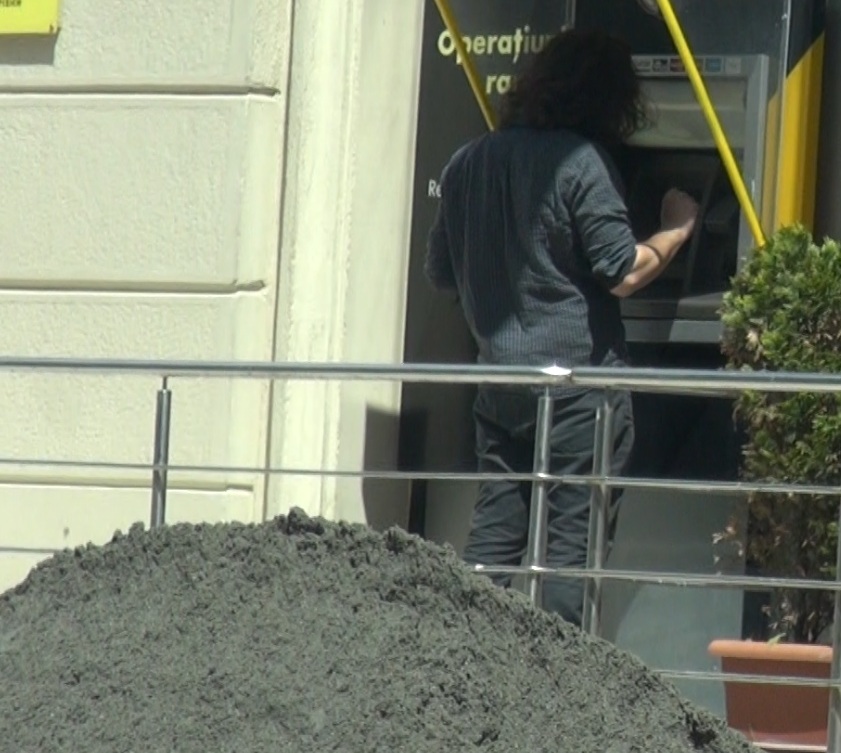 Florin si-a scos bani de la bancomat inainte de a face cumparaturi