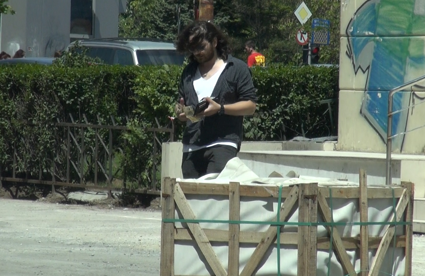 Florin si-a scos bani de la bancomat inainte de a face cumparaturi