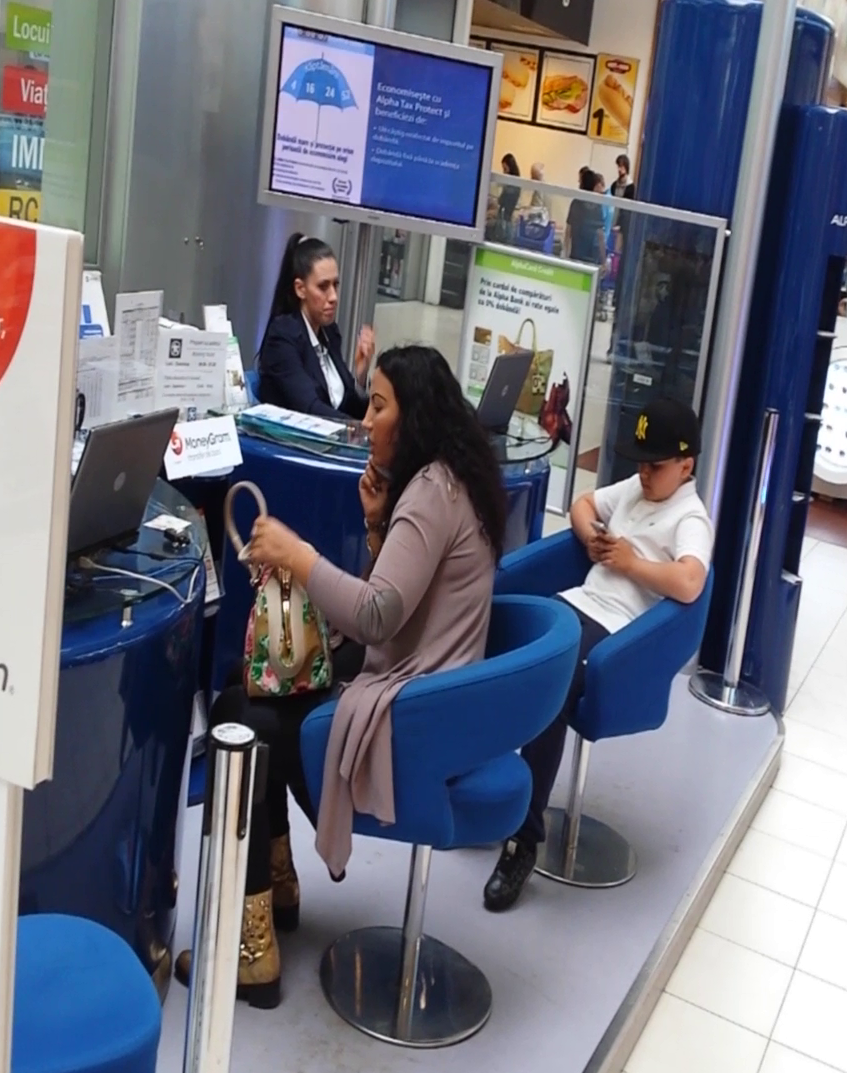 In timp ce Narcisa se ocupa de actele pentru banca, fiul sau se joaca pe telefonul mobil