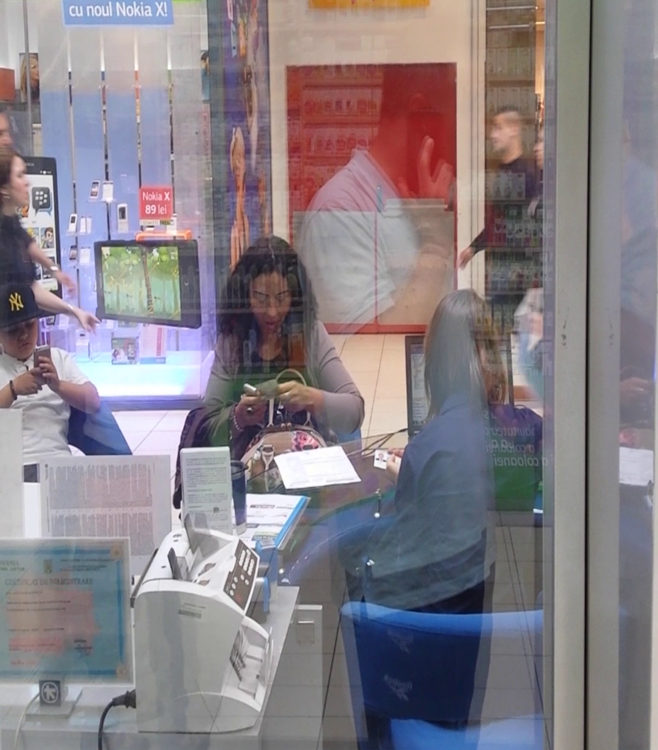 Sotia lui Guta a terminat de completat formularele si isi baga buletinul in geanta