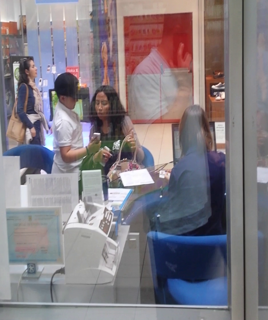 Fiul sau ii arata Narcisei ceva pe telefonul mobil