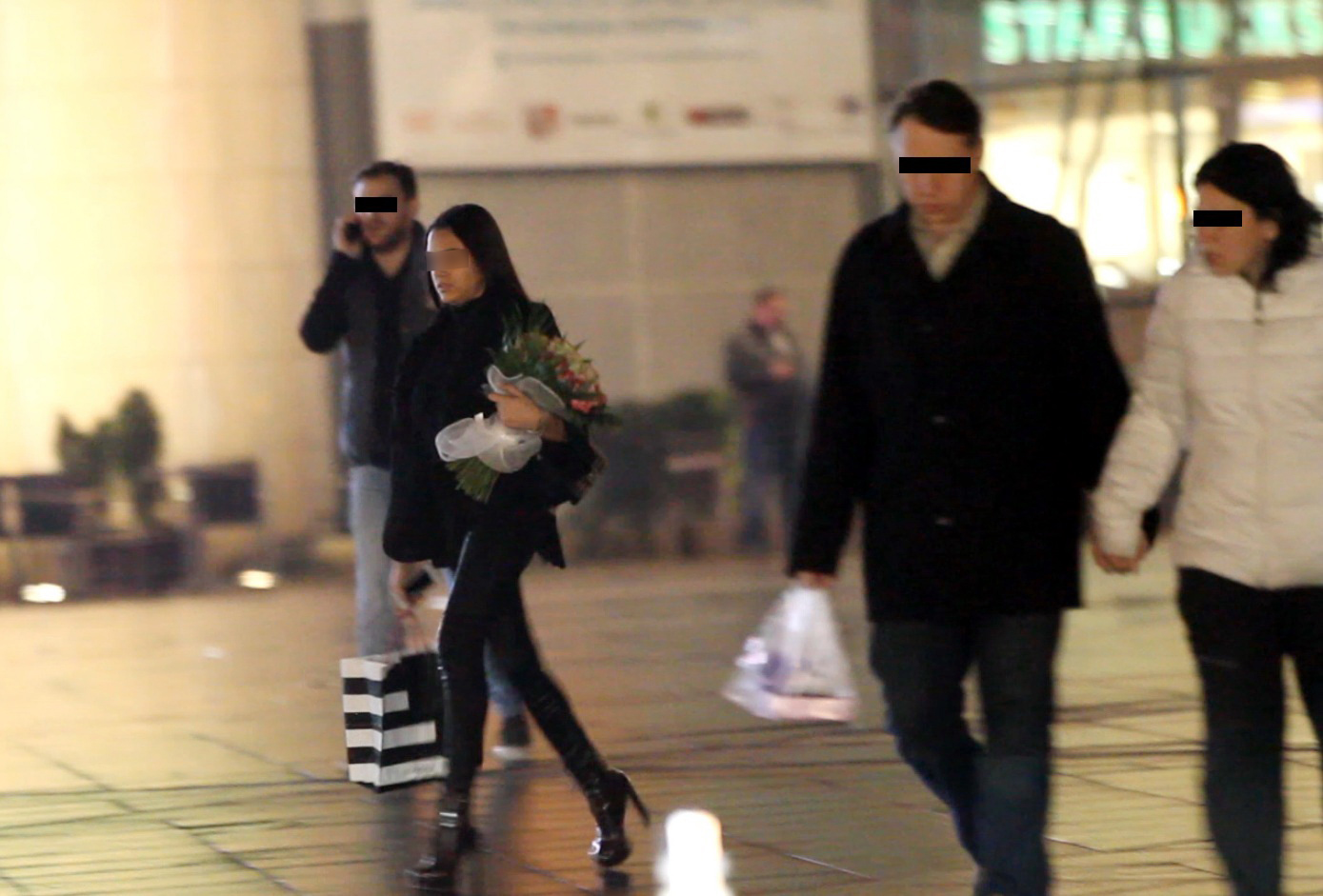 Carmen a plecat singura acasa, desi poate si-ar fi dorit sa fie condusa de iubitul ei