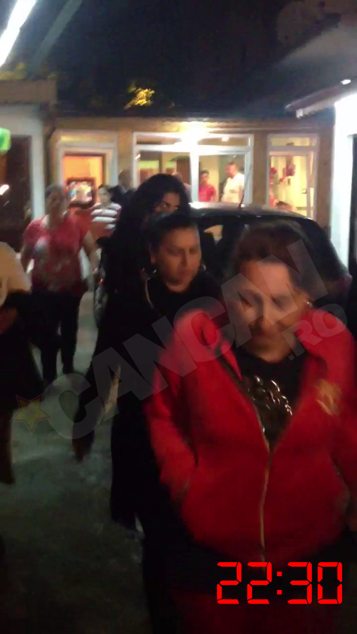 Cati, mama lui Carmen Simionescu, a venit insotita de rudele fetei