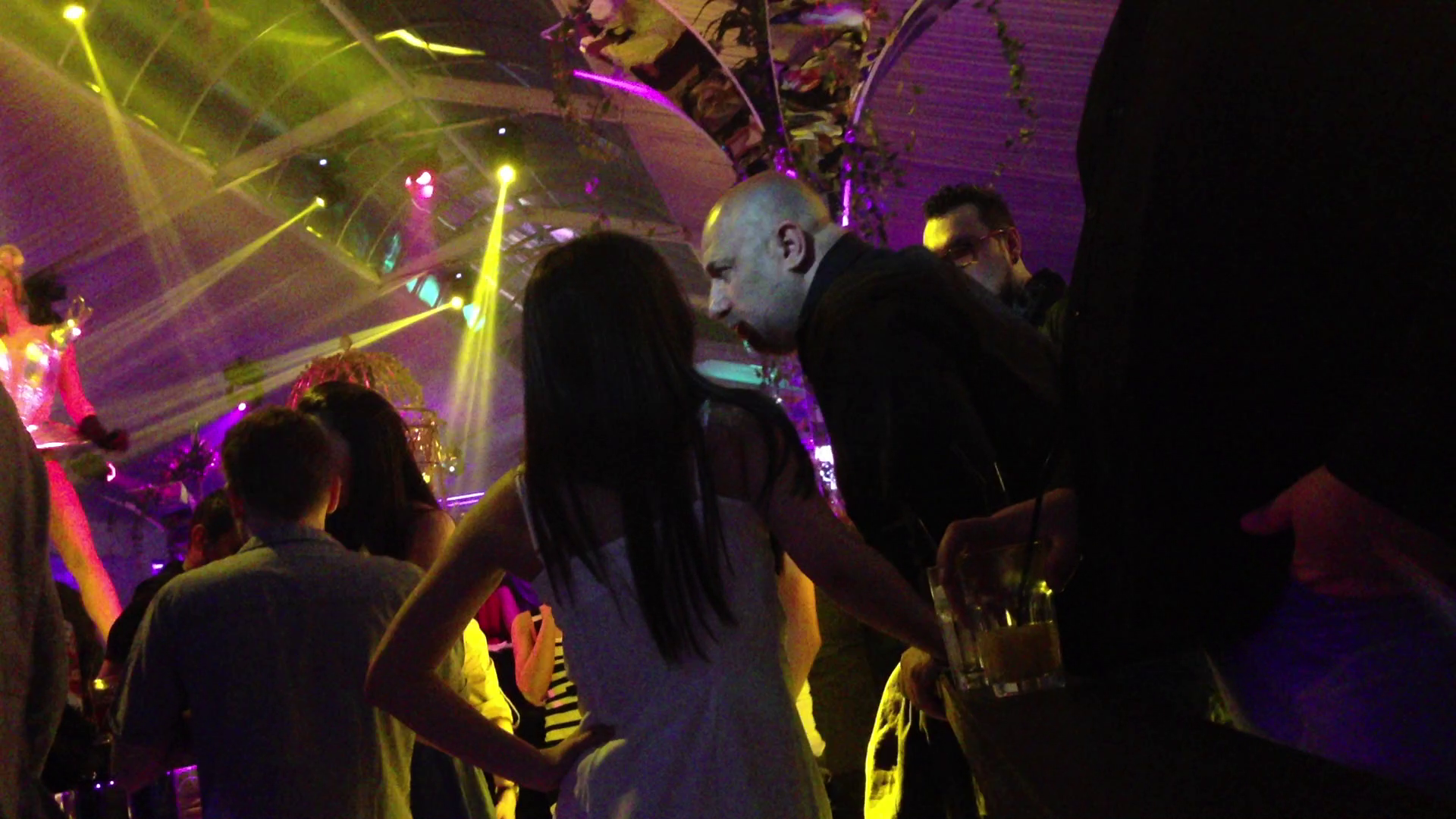 Domnisoarele au roit in jurul lui toata noaptea