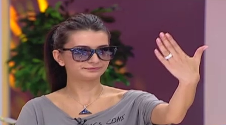 DJ Harra si-a aratat mandra bijuteria primita cadou de la iubit