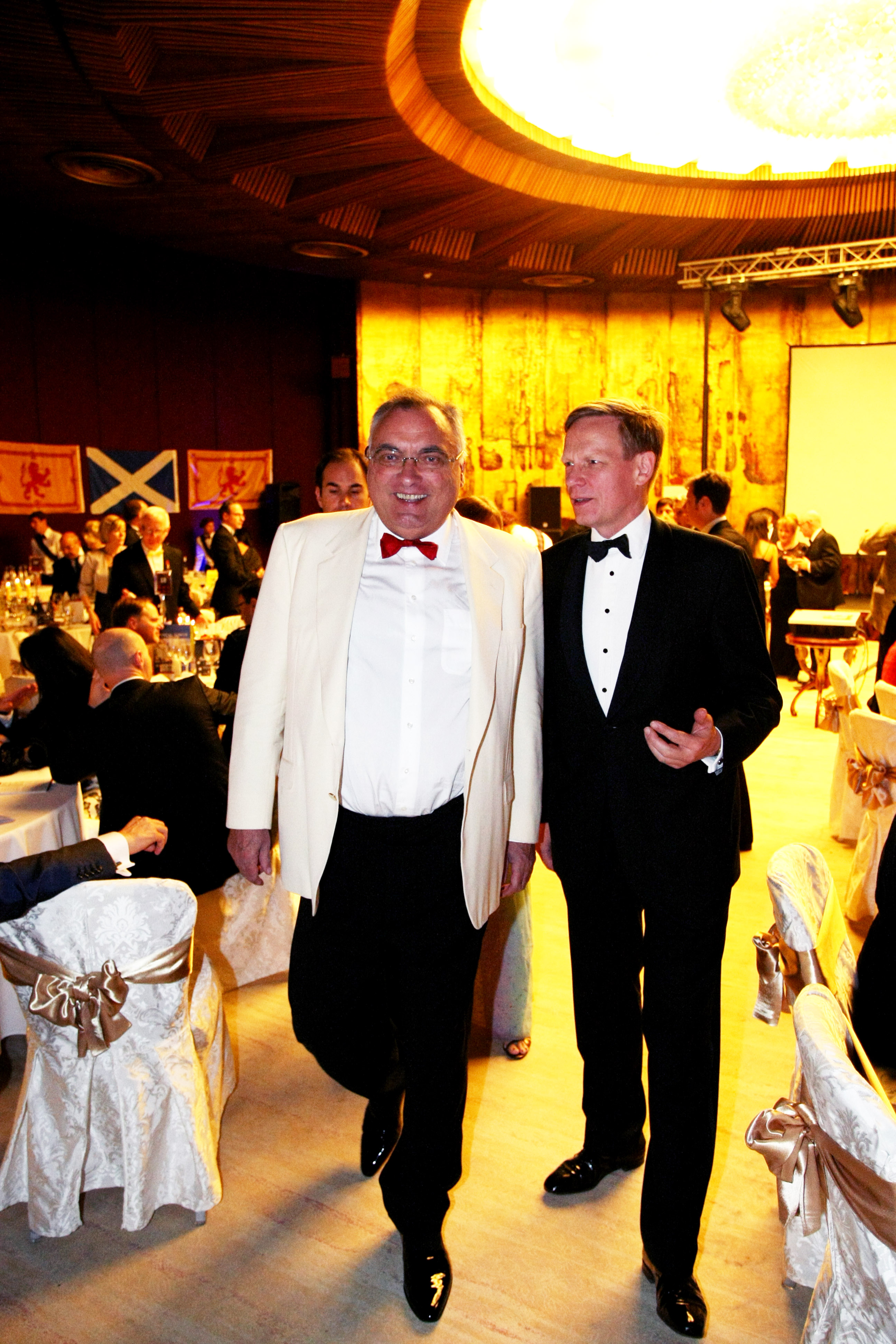 Dan Adamescu, alaturi bancherul Steven van Groningen, era mereu zambitor, mai ales cand compania sa nu era verificata de ASF