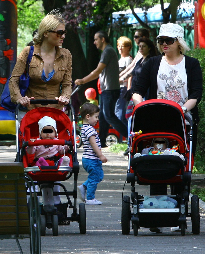Ianna a iesit la plimbare, cu o alta mamica, in parc