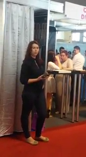 Oana a probat verighetele de la standul Dianei Bisinicu