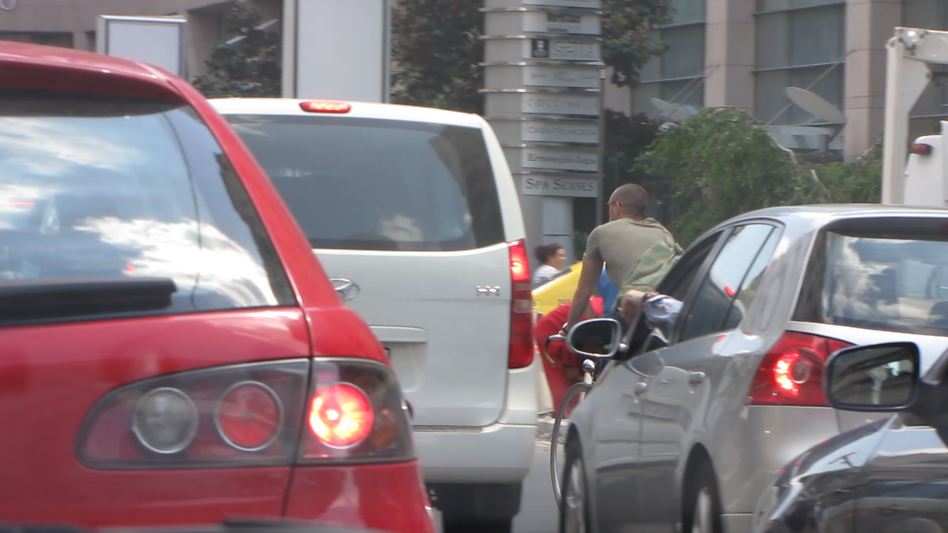 Vladimir Draghia se strecoara imprudent printre masinile care asteapta la semafor