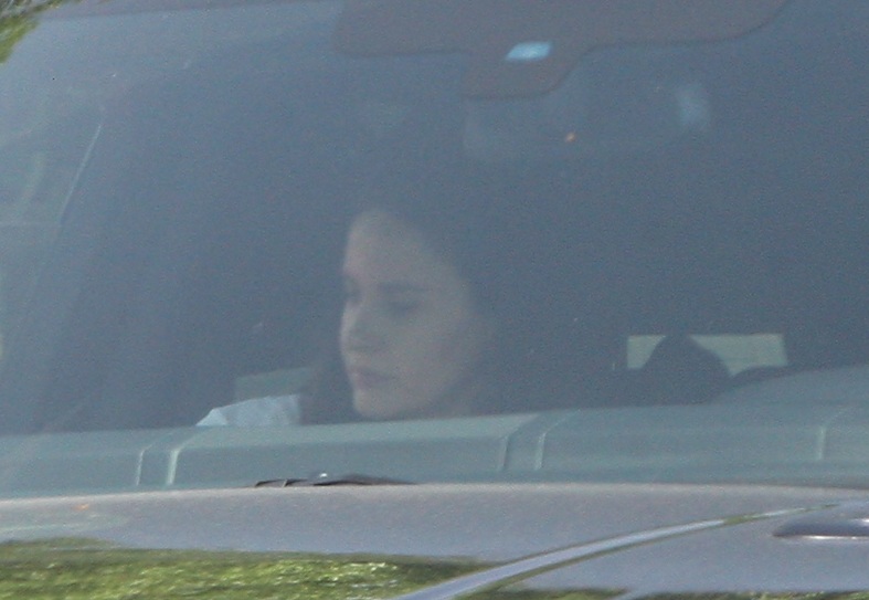 Adelina si-a asteptat sotul in masina