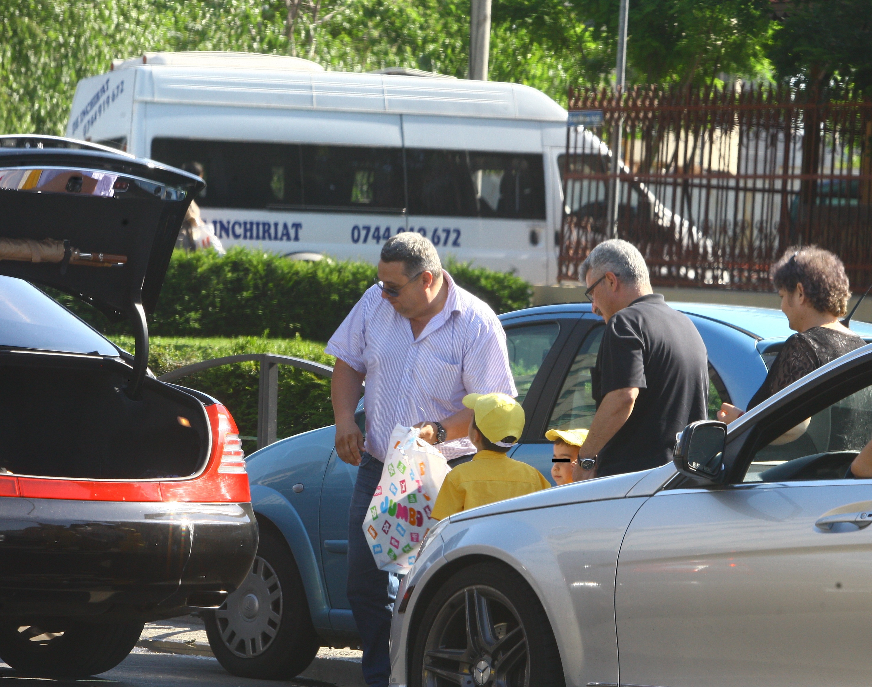 Soferul lui Silviu Prigoana pune bagajele in portbagajul limuzinei