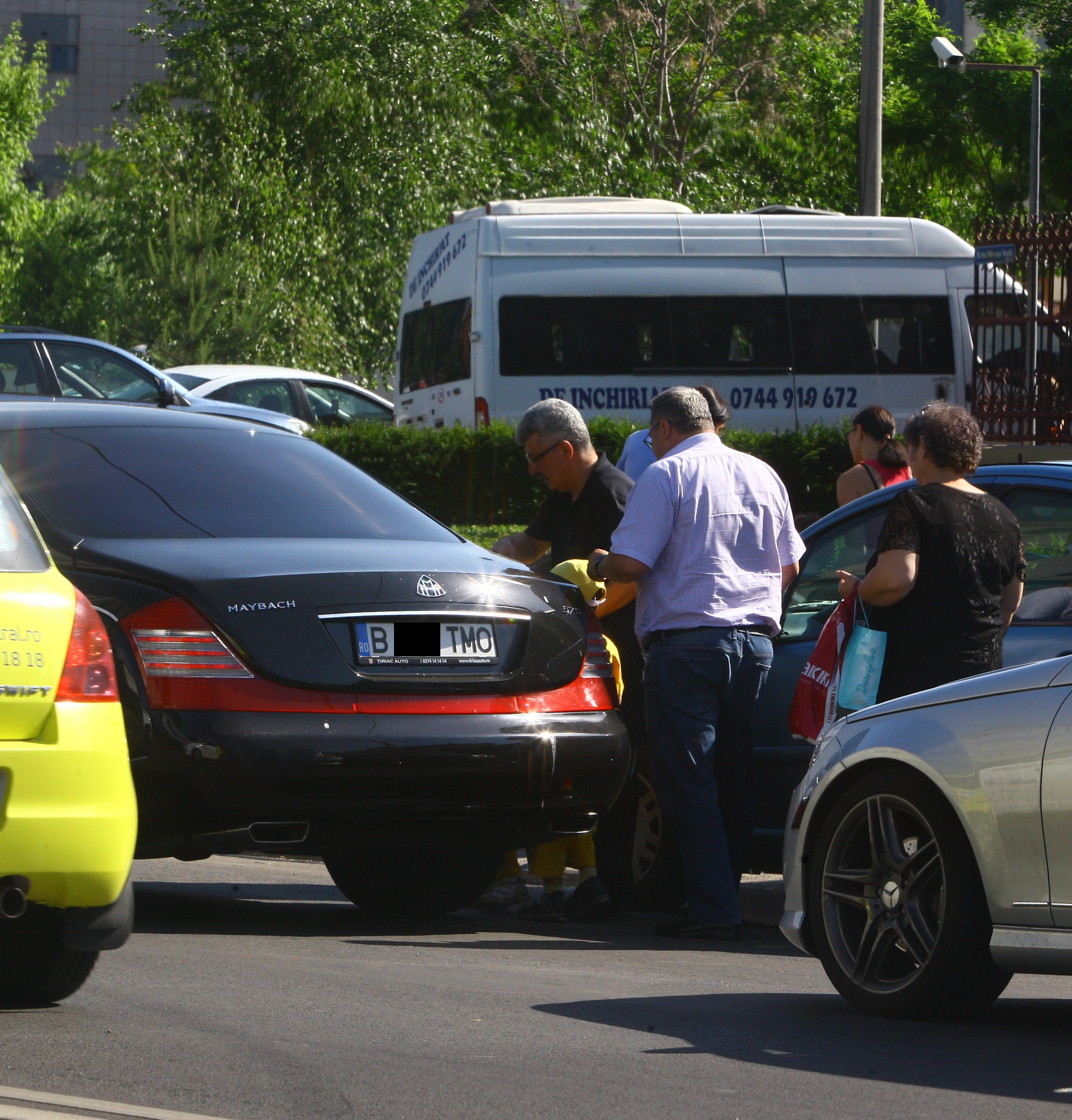 Afaceristul, cei doi micuti si bona lor urca in masina si pleaca spre casa milionarului