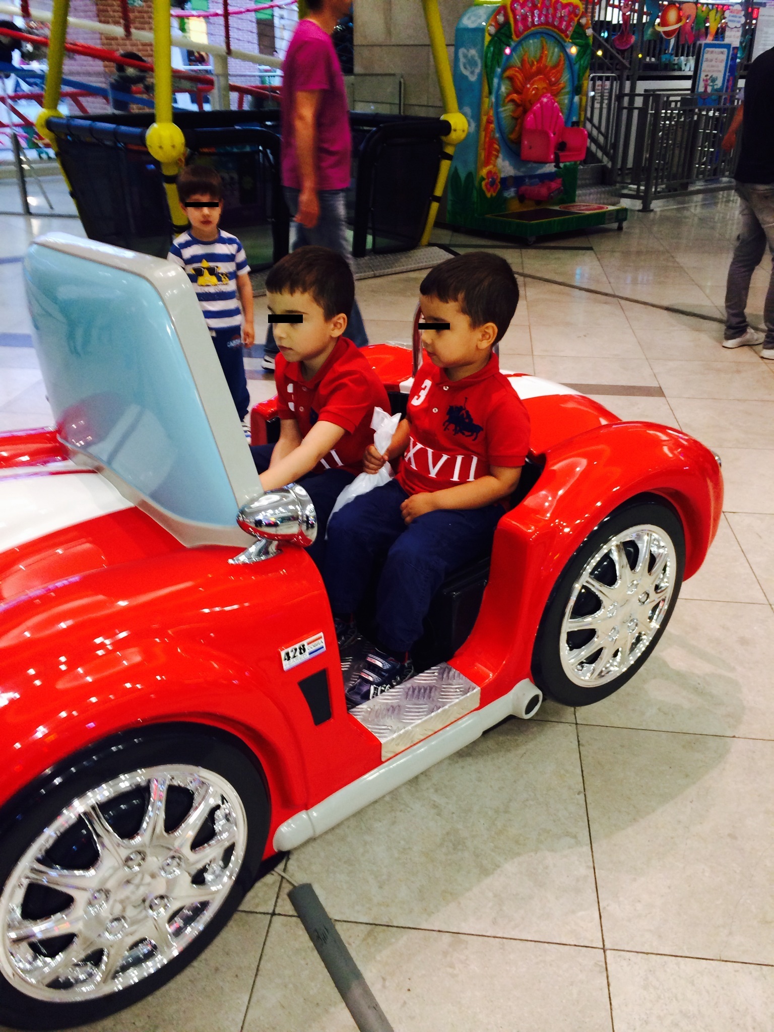 Afaceristul ii duce pe Maximus si Eduard intr-un parc de distractii din Germania