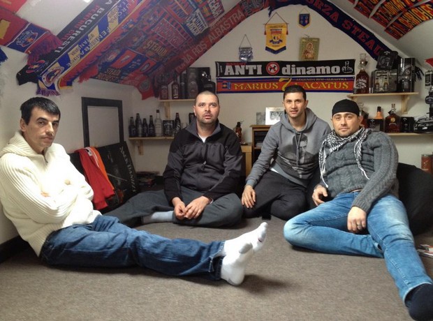 Claudiu Raducanu alaturi de cativa colegi de la echipa FC Romania