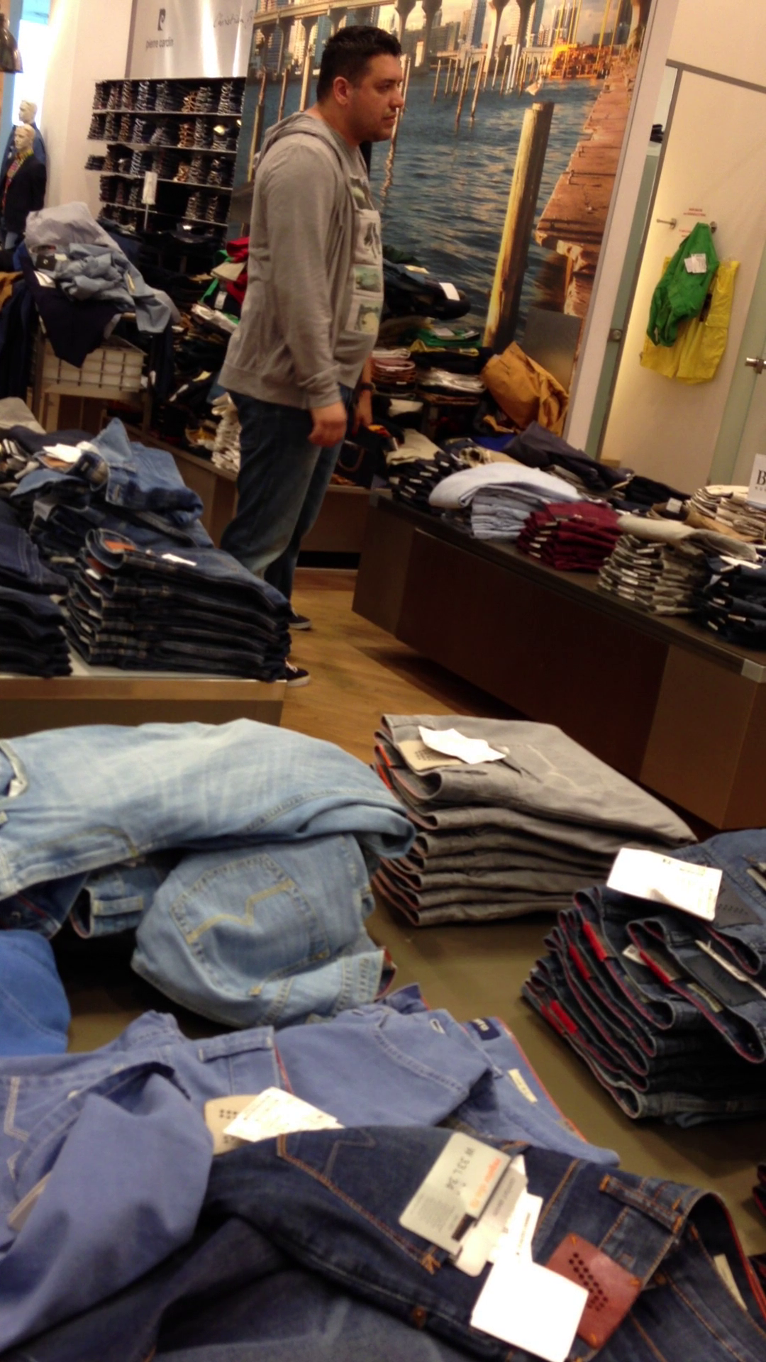 Raj a plecat de acasa, pesemne, cu gand sa-si refaca garderoba