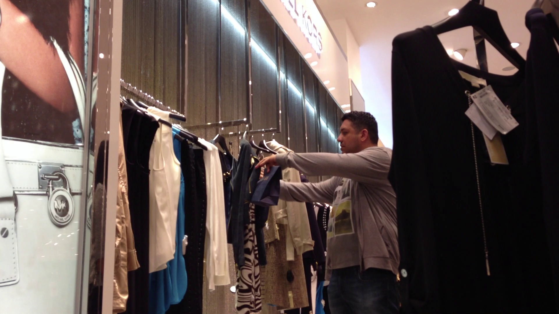 Nu si-a neglijat nici iubita. Raj i-a ales si ei cateva articole vestimentare