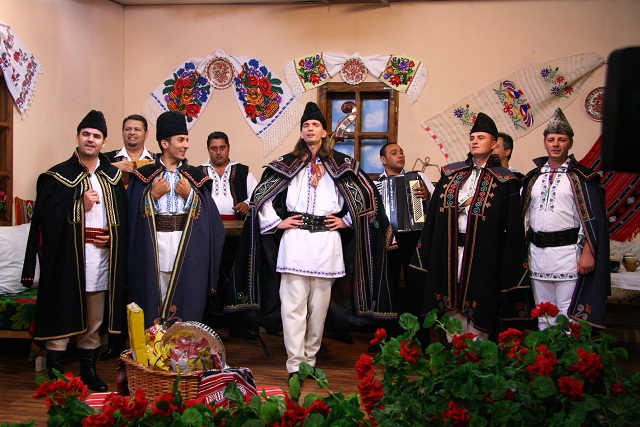 Florin a dus mai departe pasiunea pentru folclor a tatalui sau, el fiind un apreciat interpret de muzica populara