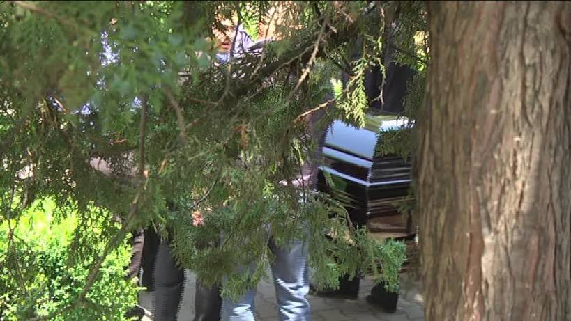 Sicriul a fost adus la capela de la cimitirul aflat la Biserica din Groapa din Sibiu.sursa foto: oradesibiu.ro