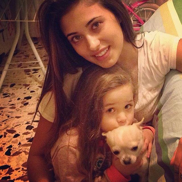 Pentru a-si alina dorul de Maya, Antonia urmareste filmulete cu ea din telefon