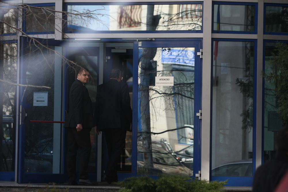 Barbatul care-i asigura paza milionarului se uita prevazator in urma lui