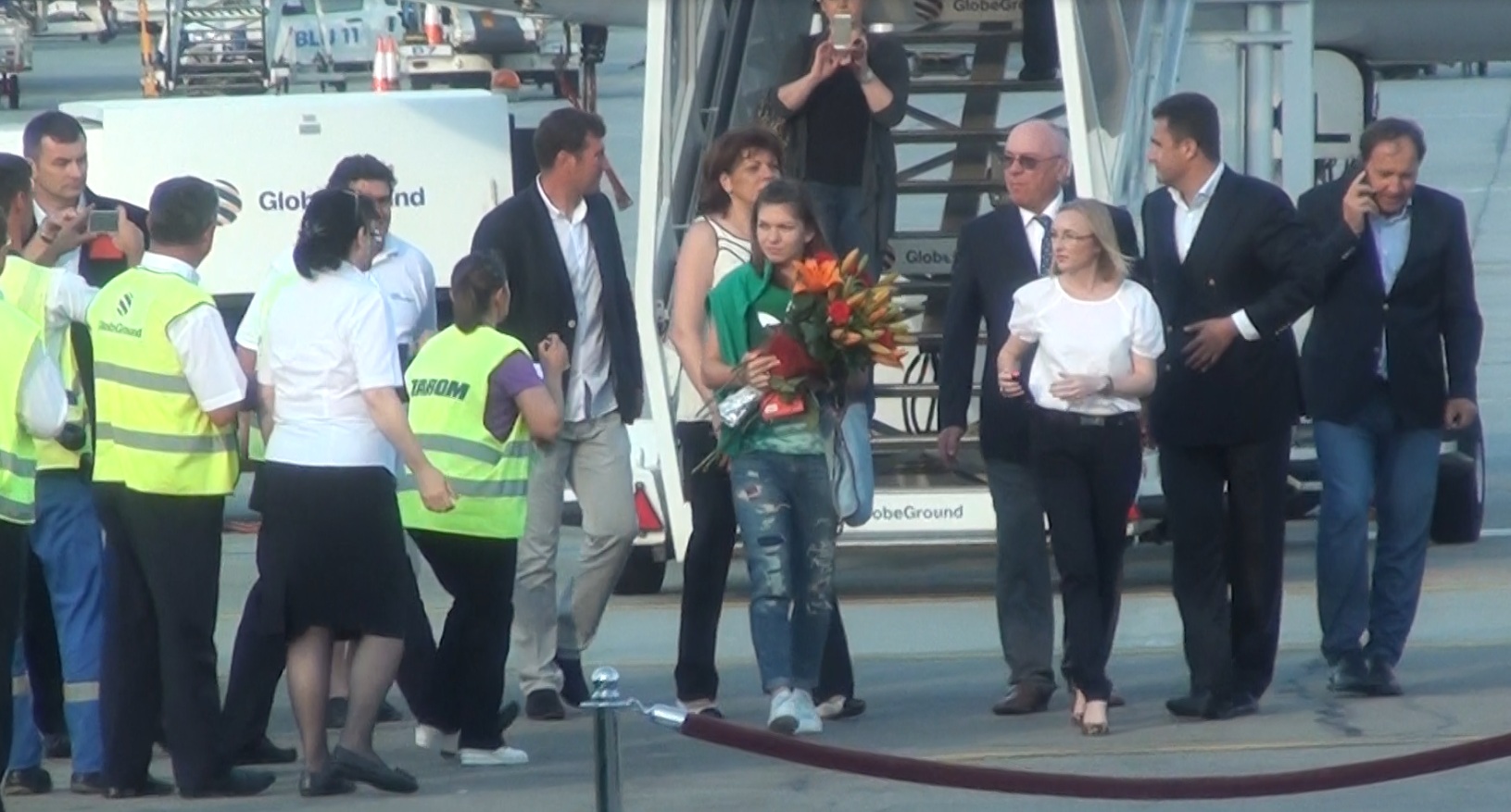 Simona a fost intampinata la aeroport de Gabi Szabo, ministrul Tineretului si Sportului