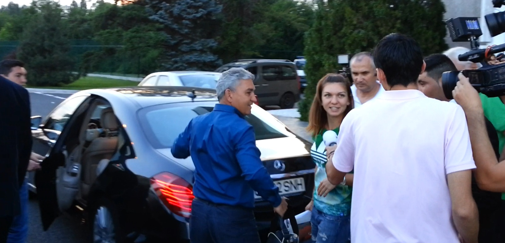 Dupa ce a sustinut conferinta la aeroport, ea a plecat cu un alai de prieteni