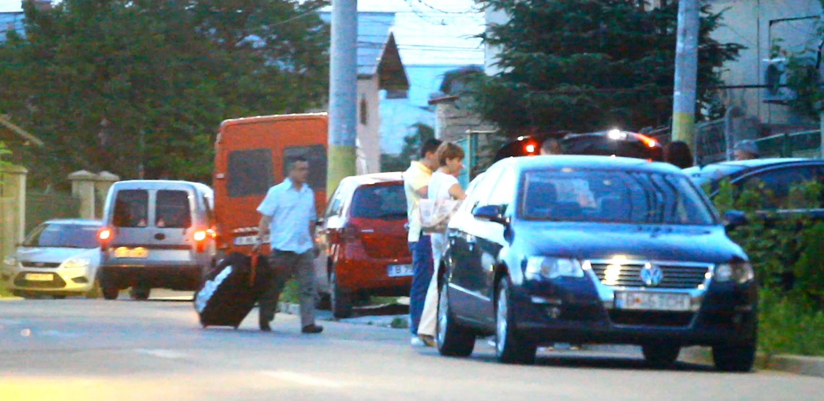 Prietenii sportivei s-au oferit sa-i care bagajele dintr-un loc in altul