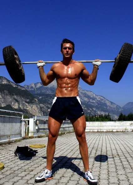 Stefan Mancas este antrenor de fitness intr-o sala din Verona