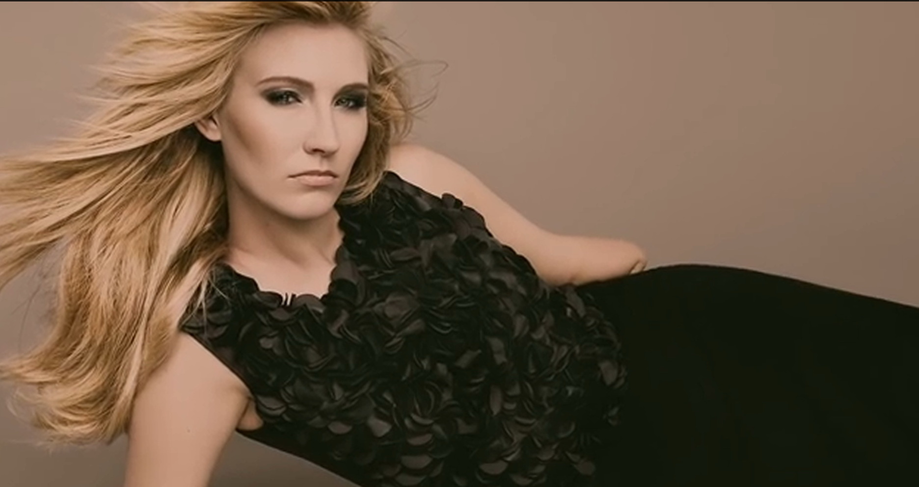 Cele mai multe dintre modelele care colaboreaza cu Angel Sinclair au suferit accidente in care si-au pierdut un brat