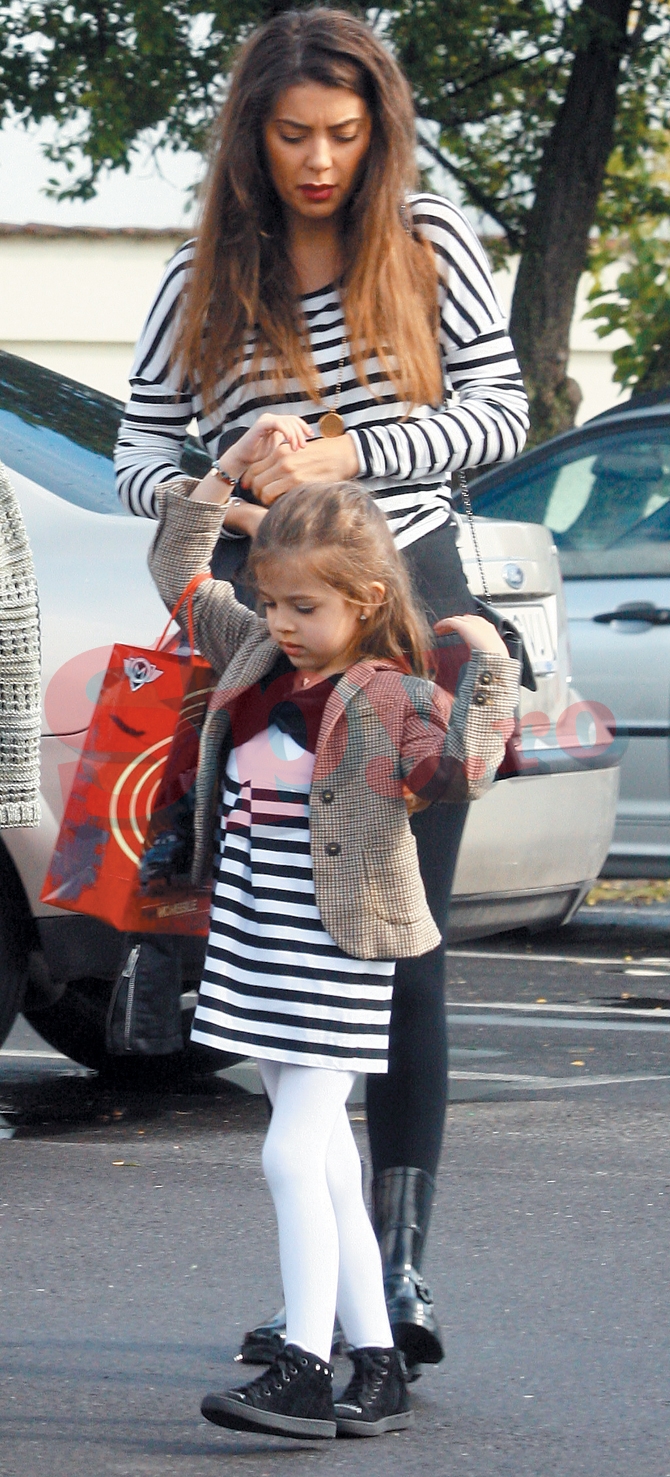 laura teodoru s-a imbracat in haine cu motive marinaresti