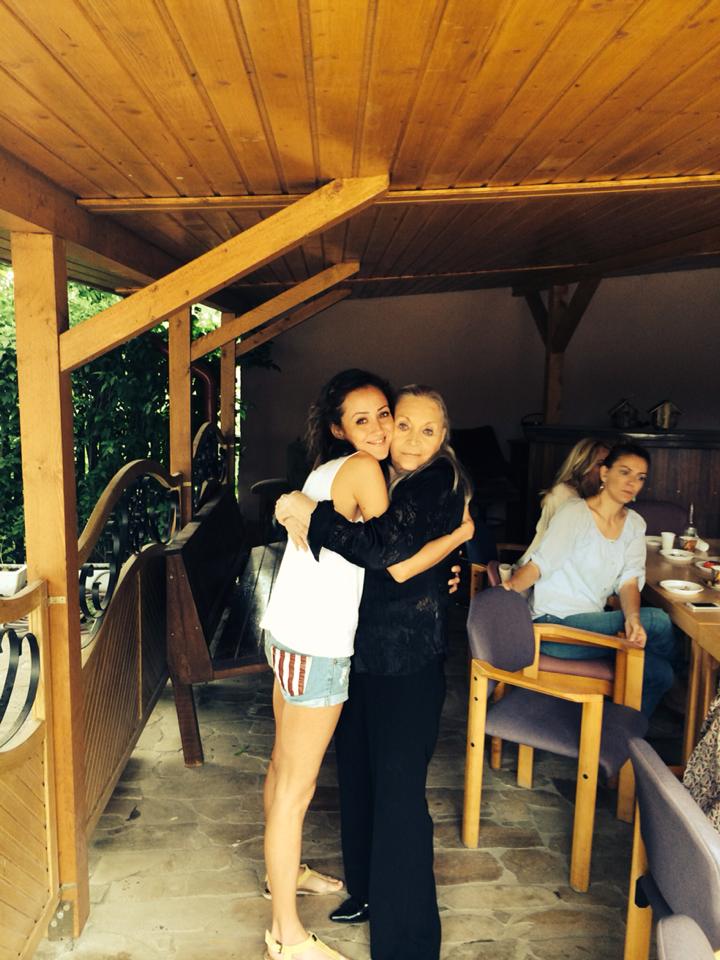 Mama Zina o iubeste pe Nidia ca pe copilul ei