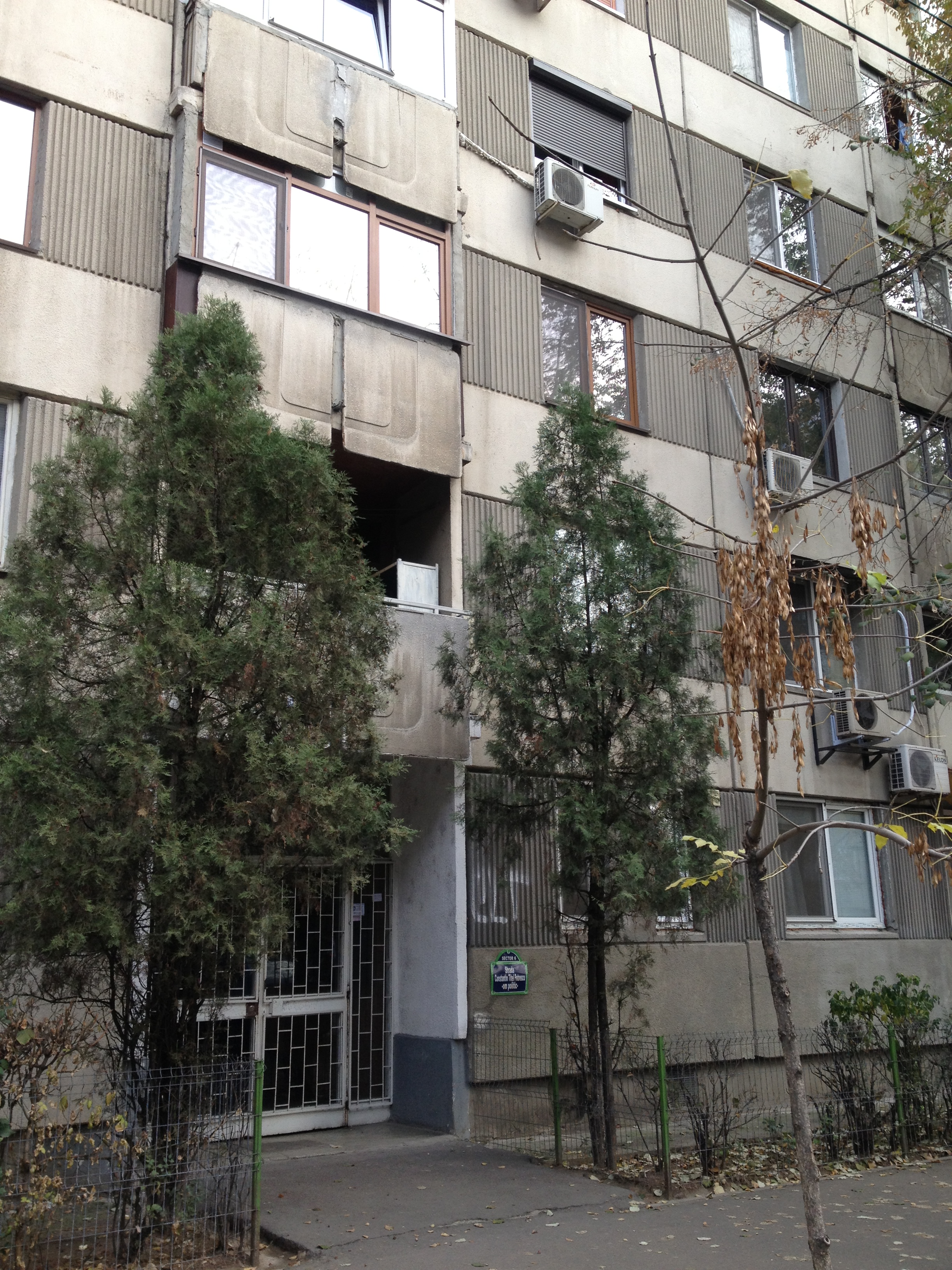 “Bancherul sinucigas” s-a mutat impreuna cu iubita lui, lasandu-si parintii sa-i plateasca datoriile