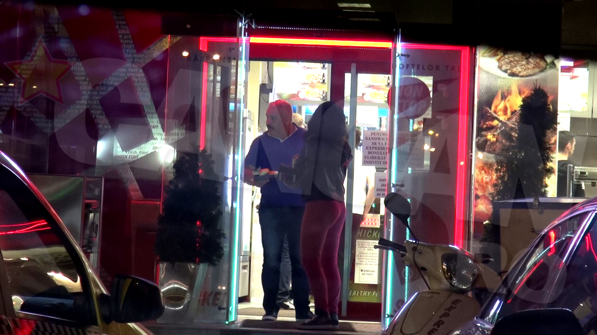 Cei doi cauta o masa afara, dar nu gasesc