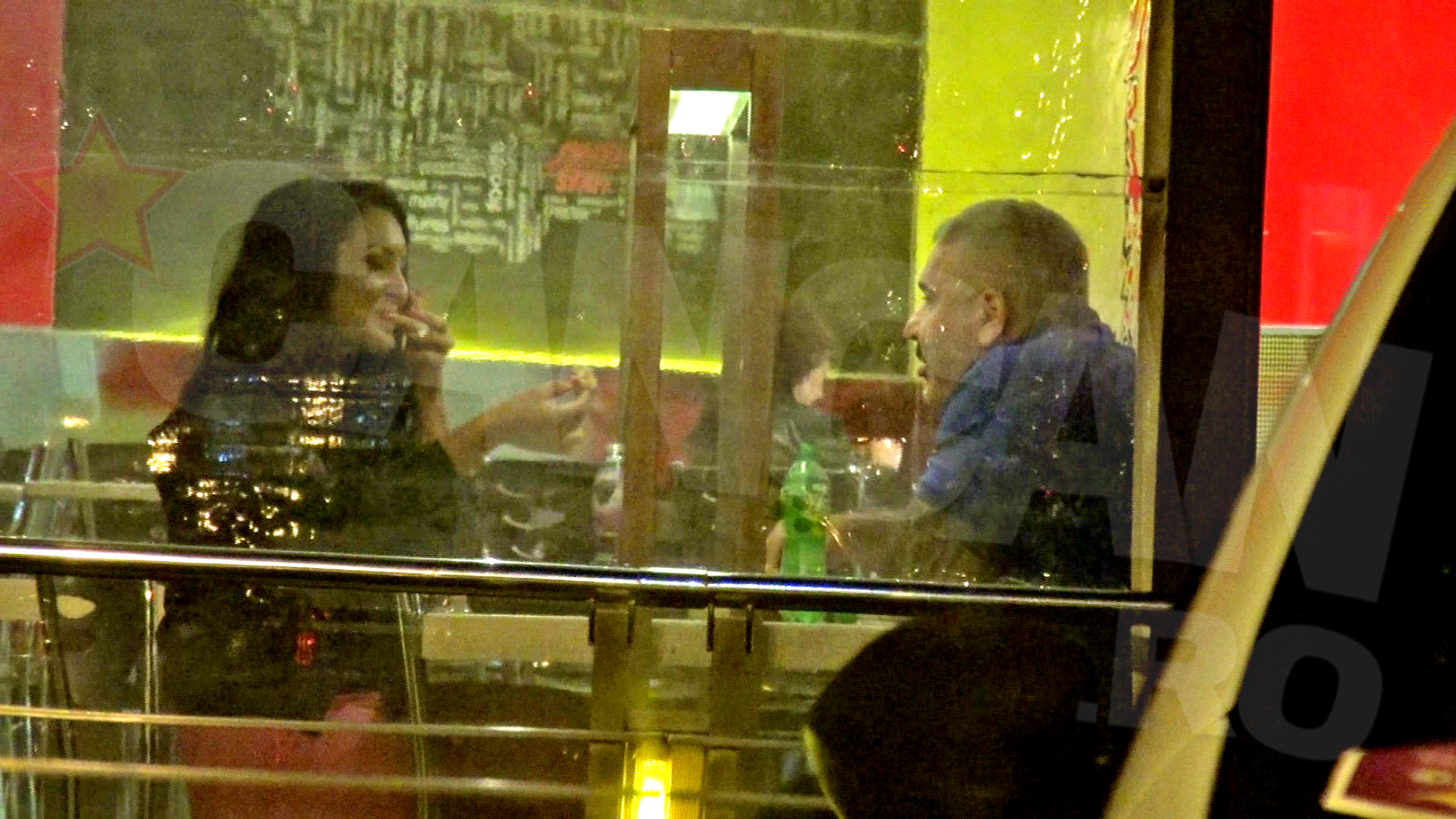 De pofta, Nykole s-a lins pe degete la propriu