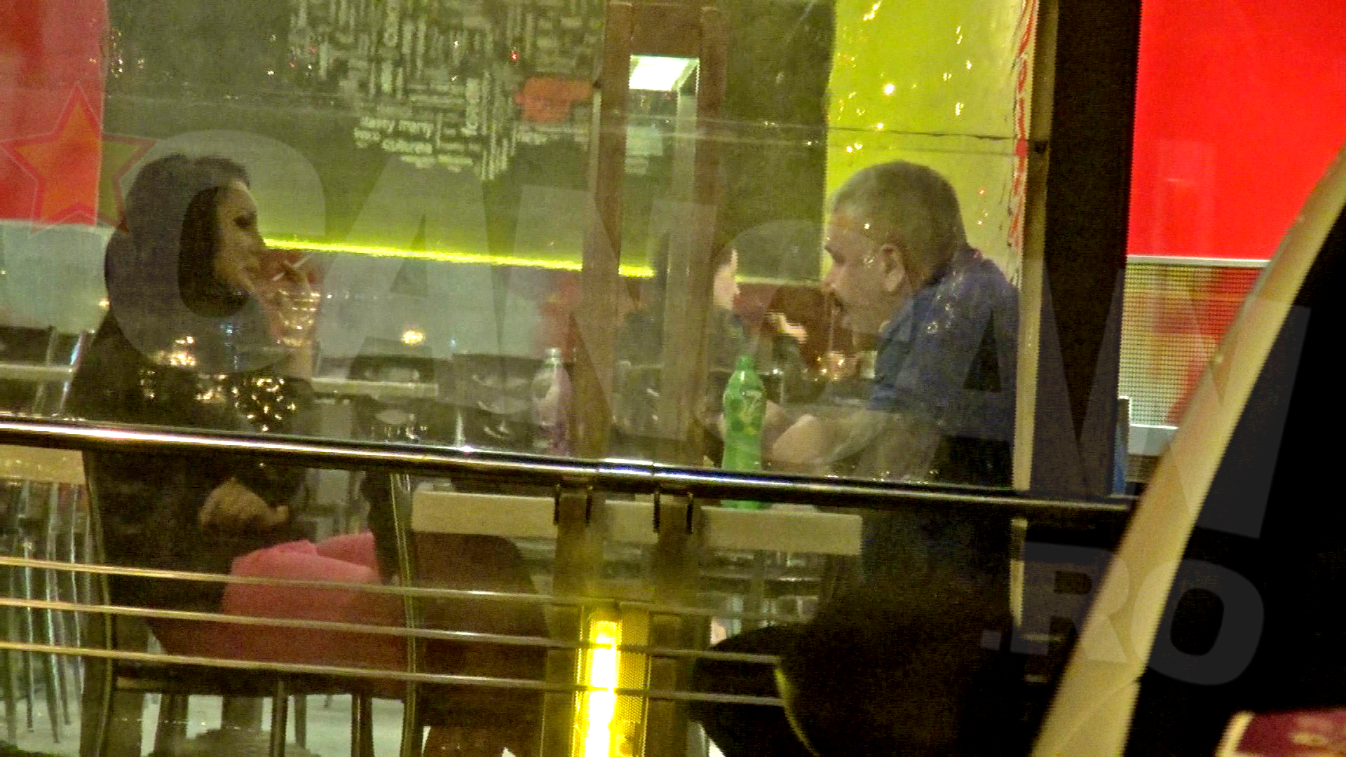 Dupa ce a terminat de mancat, Nykole si-a aprins o tigara