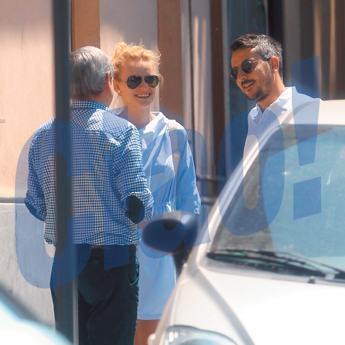 Ioana este incurajata de iubitul ei in drum spre traseu