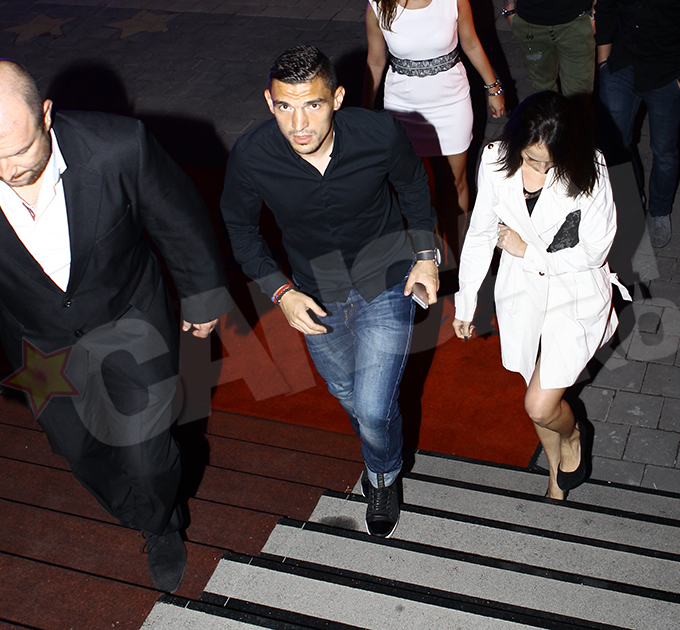 Laura l-a insotit pe Keseru la petrecerea Stelei de sfarsit de sezon, insa l-a umilit de fata cu toti colegii, refuzand sa il tina de mana