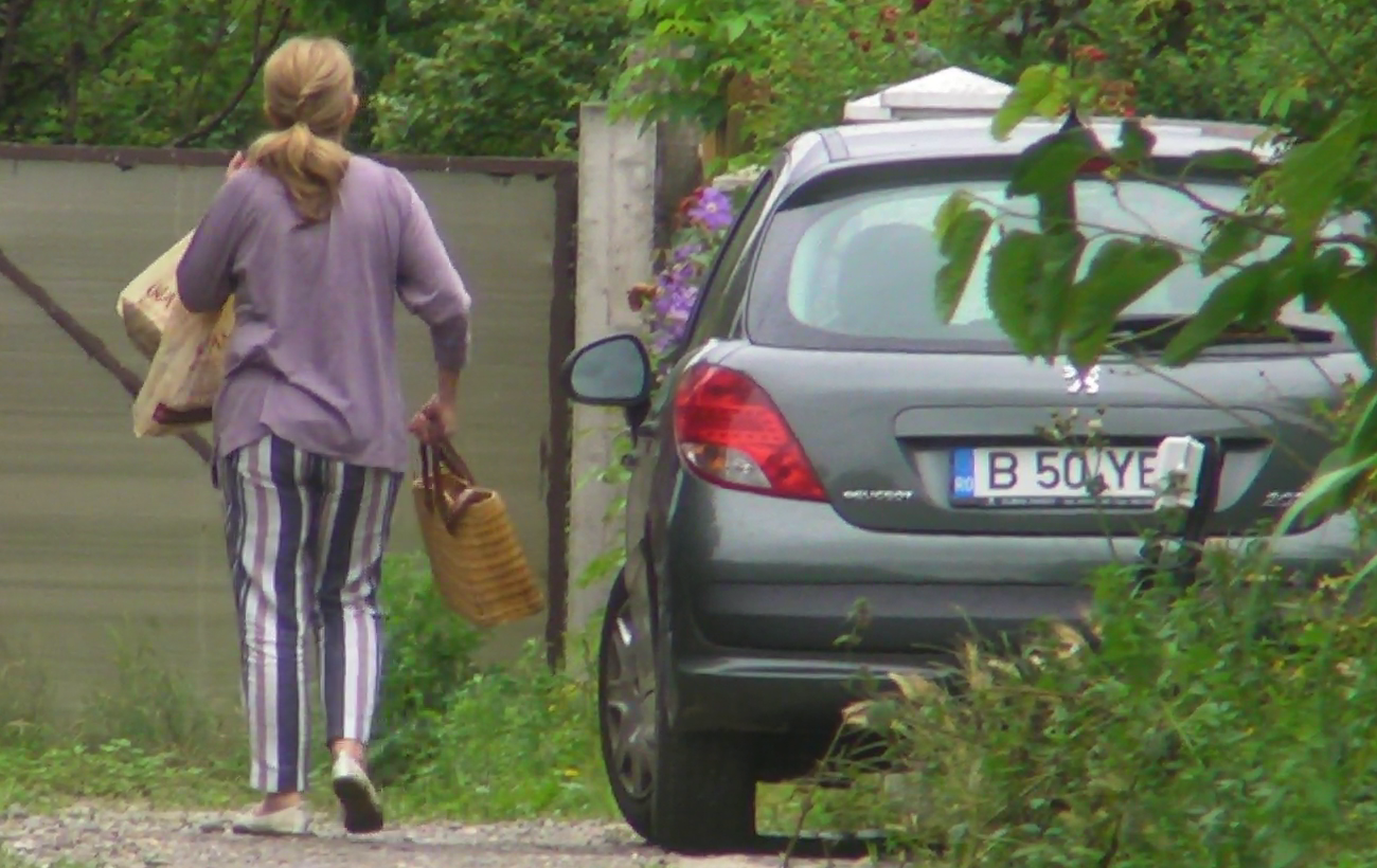 Una dintre prietene a venit la sueta cu prajituri