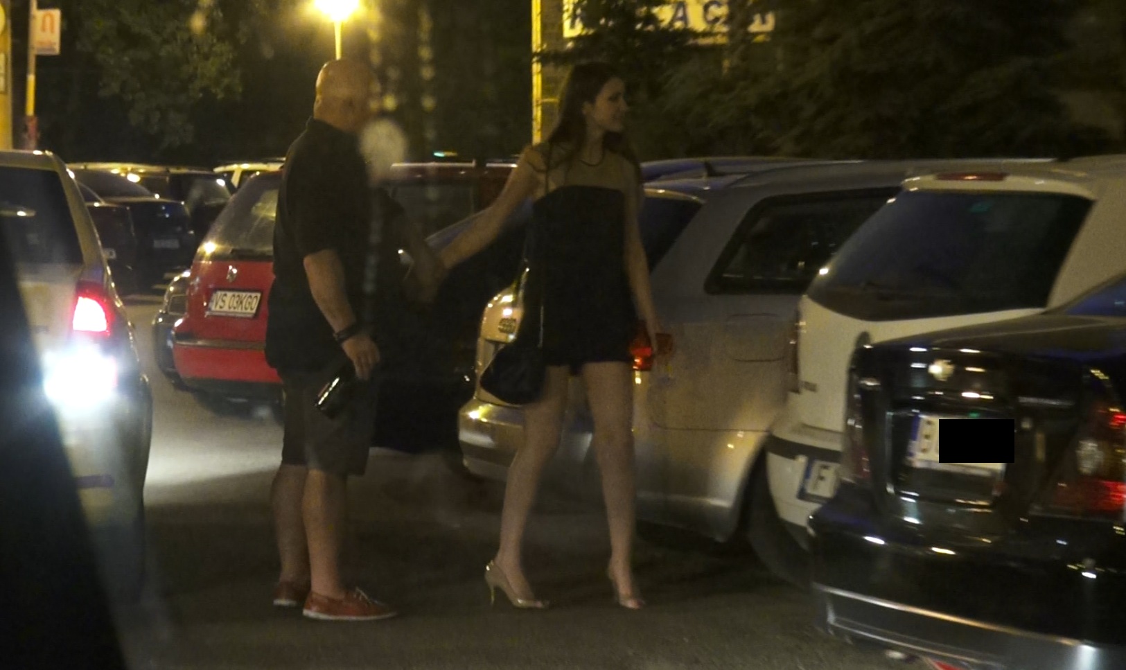 Scarlatescu nu vrea sa intre in hotel pana nu ii fura un sarut iubitei