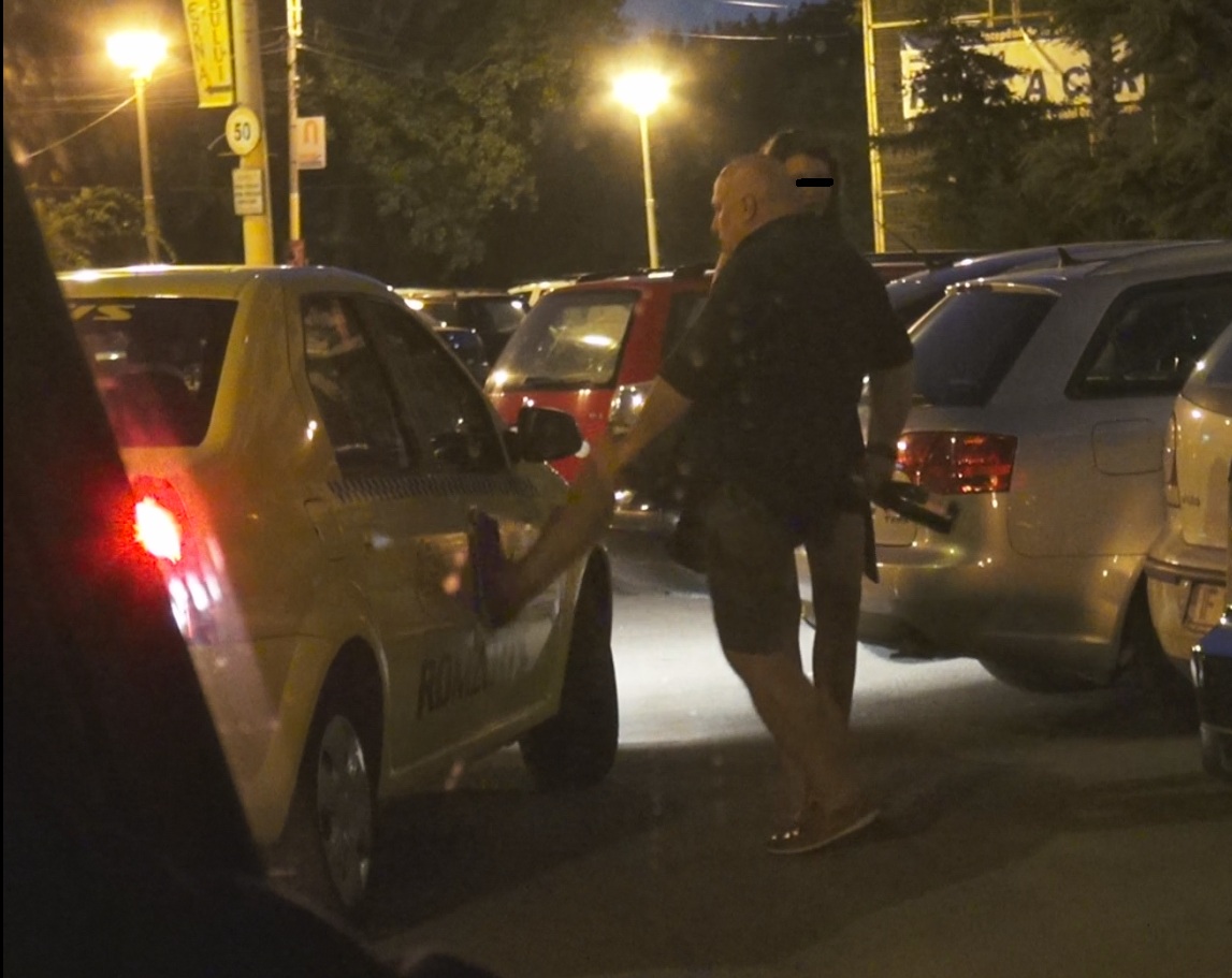 Scarlatescu loveste masina cu piciorul ca pe un snitel