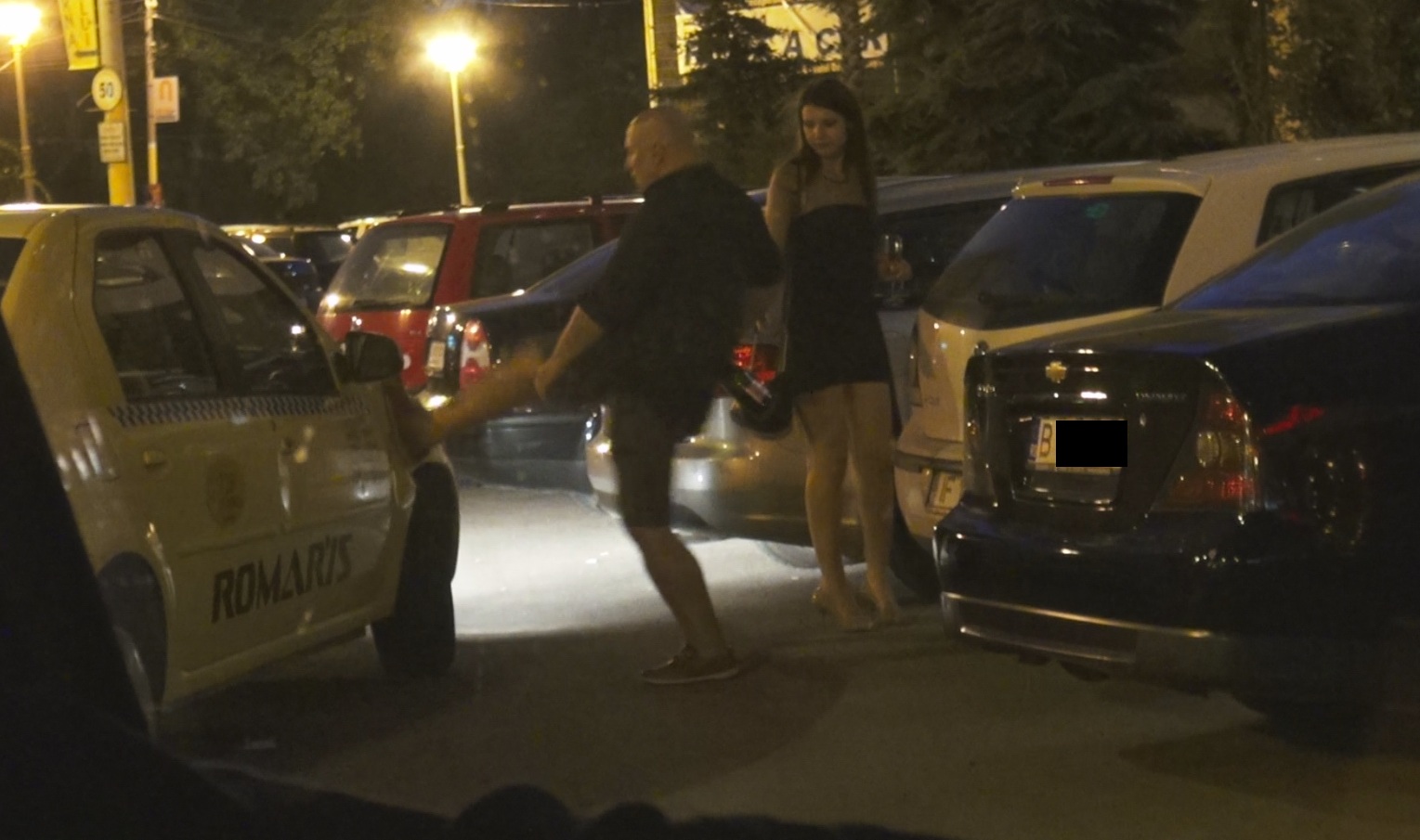 Bucatarul se intoarce si, pentru a doua oara, loveste cu piciorul pana ii indoaie caroseria