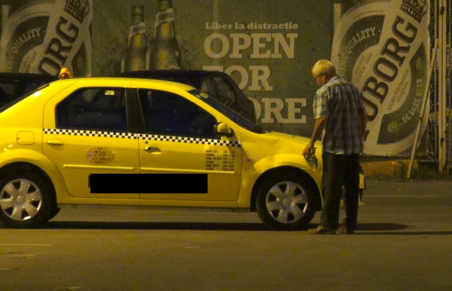 Soferul masinii avariate evalueaza paguba departe de hotel