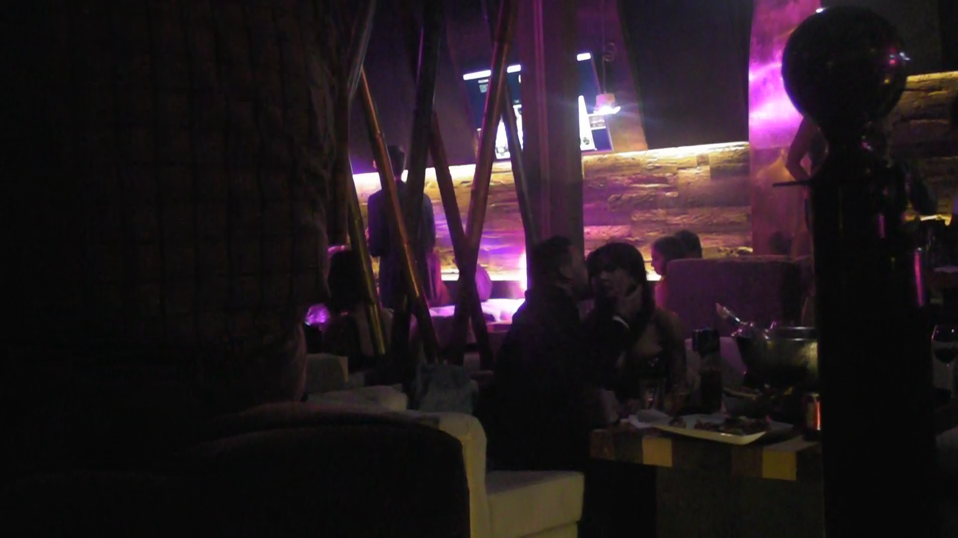 Tomer incearca sa castige teren si se retrage cu Oana pe o canapea