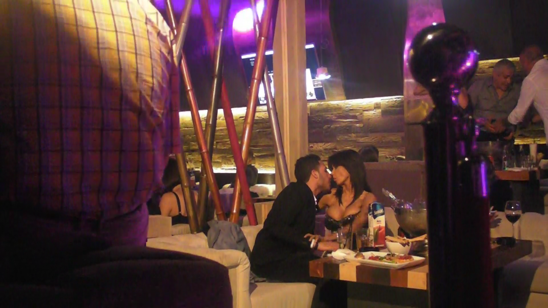 Tanarul student israelian pare ca vrea s-o sarute pe Oana, dar aceasta se eschiveaza