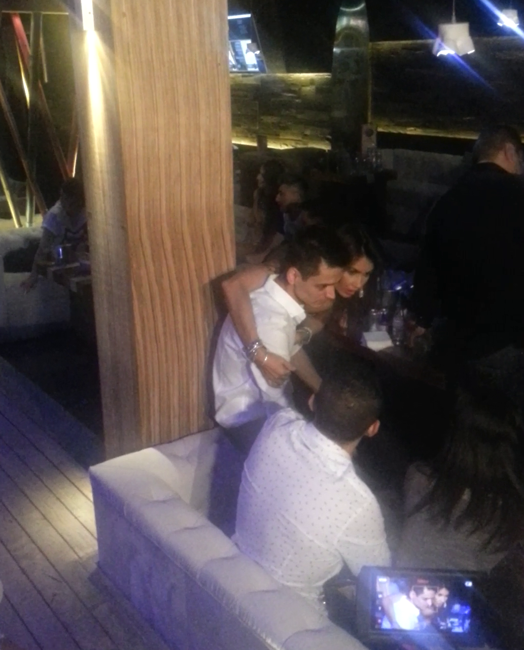 Sarbatorita il imbratiseaza pe Razvan, cel de-al doilea fost iubit care a venit la petrecerea ei