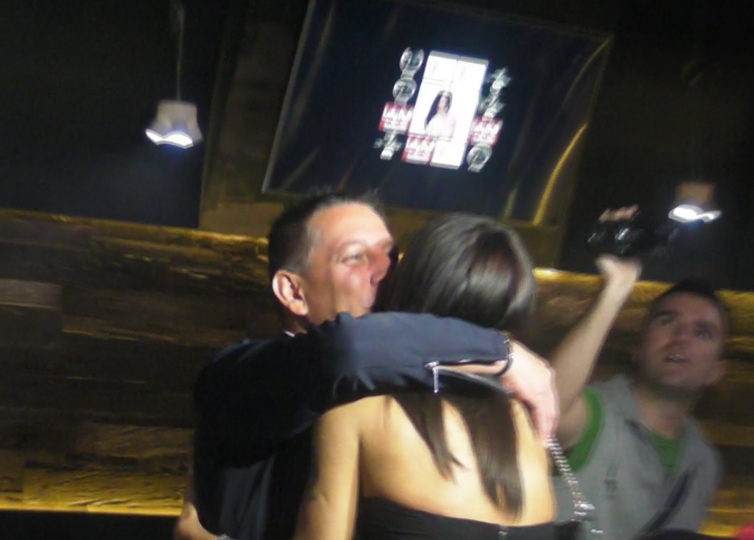 Costin Marculescu o pupa pe Zavo si o strange in brate