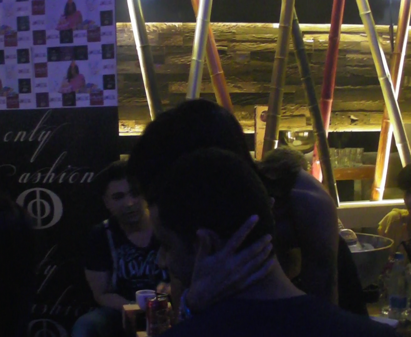 Vedeta e oprita de un alt admirator, pe care-l rasplateste cu un gest de tandrete