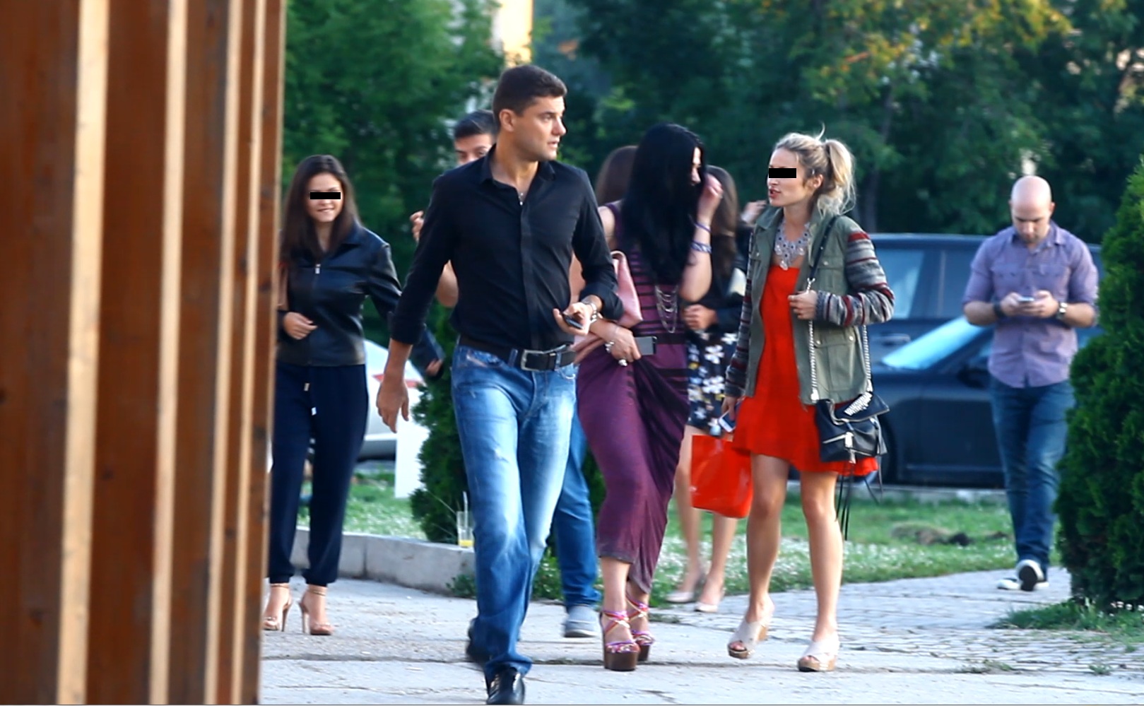 Boureanu face slalom printre petrecareti pentru a ajunge la taxi